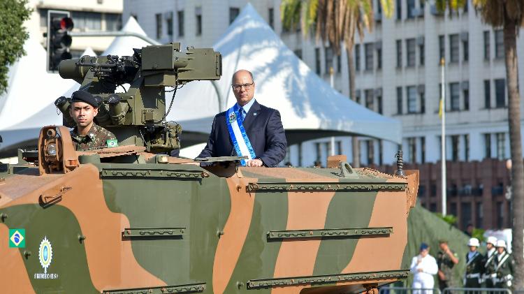 7.set.19 - O então governador Wilson Witzel desfila em tanque de guerra no Rio