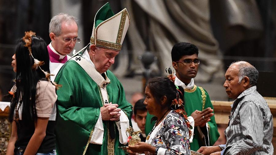 Papa Francisco celebrou missa na Basílica de São Pedro, no Vaticano, para abrir o Sínodo da Amazônia no domingo (foto) - Tiziana FABI/AFP