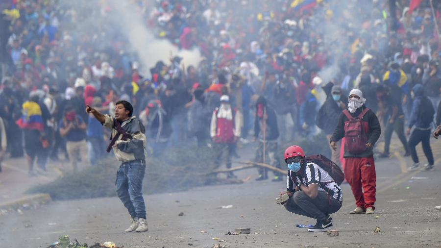 8.out.2019 - Manifestantes entram em conflito com a polícia próximo à Assembleia Nacional em Quito, no Equador - Martin Bernetti/AFP
