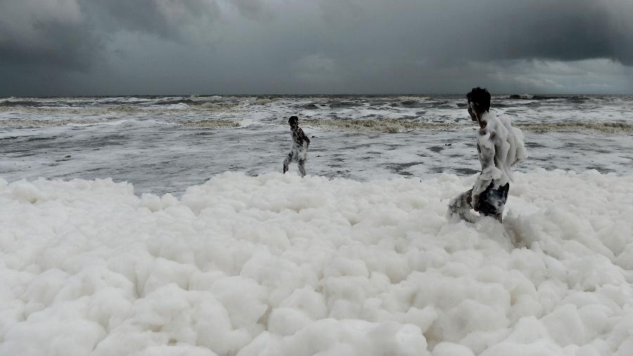 Espuma tóxima atinge praia na Índia -  Arun SANKAR / AFP