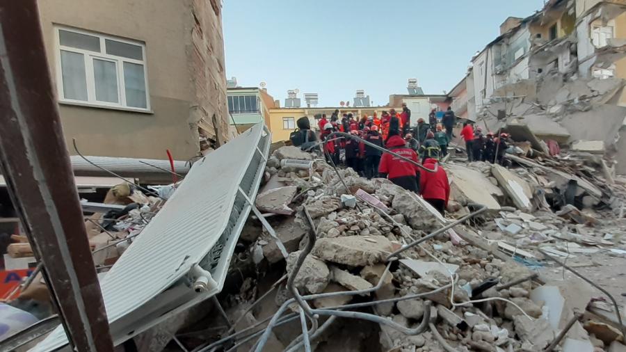 25.jan.2020 - Autoridades turcas e policiais trabalhavam no local de um prédio desabado após um terremoto de magnitude 6,8 em Elazig - Ali Haydar Gozlu/AFP