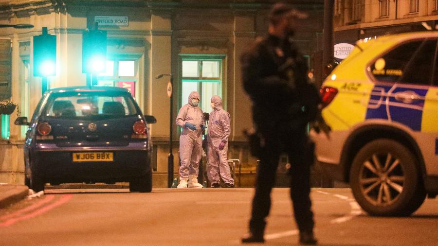 02.jan.2020 - Equipe forense da polícia analisa local onde um homem foi morto após esfaquear pessoas em Londres - Simon Dawson/Reuters