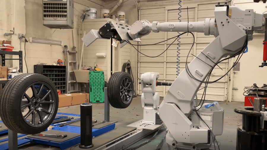 O robô promete trocar os pneus de um carro em um sexto do tempo de um humano - Divulgação/ Robotire