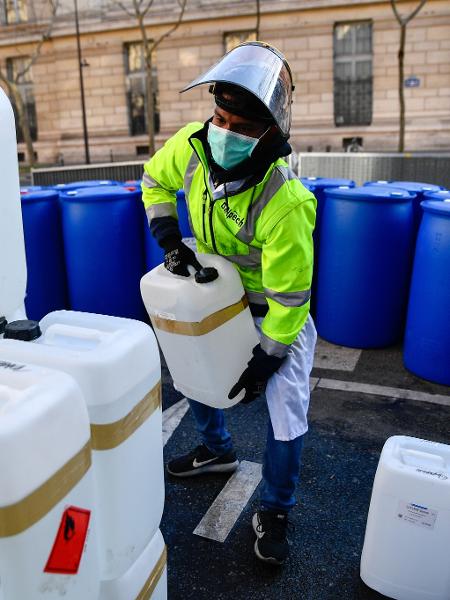 Farmácia em Paris (França) fabrica álcool em gel no meio da rua em combate ao coronavírus - Julien Mattia/Anadolu Agency via Getty Images