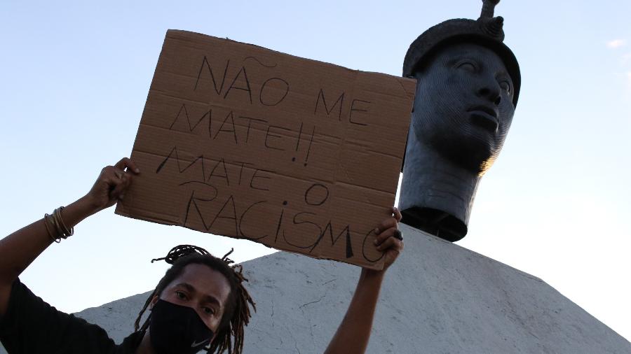 Jovem negro protesta contra o Racismo em frente à estátua de Zumbi dos Palmares, no Centro do Rio