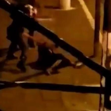 PM golpeia manifestante deitado no chão na Rua Teodoro Sampaio, na Zona Oeste de São Paulo, após protesto contra o governo Jair Bolsonaro no domingo (7) - Reprodução/Vídeo