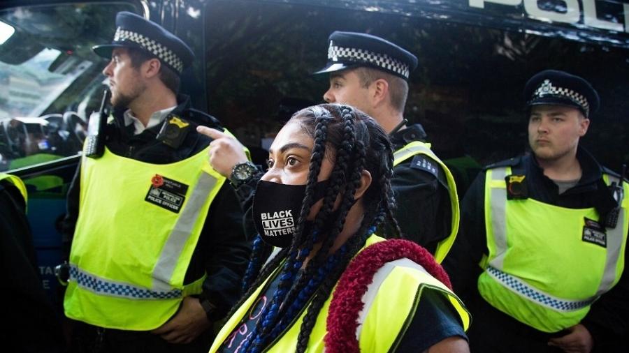 21.jun.2020 - Mulher ao lado de uma van da polícia durante manifestação do movimento Black Lives Matter no Reino Unido - Thabo Jaiyesimi/SOPA Images/LightRocket via Getty Images