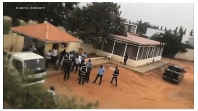 10.jul.2020 - Polícia de Angola faz busca e apreensão em endereço de um dos pastores da Igreja Universal do país - Reprodução/RecordTV - Reprodução/RecordTV