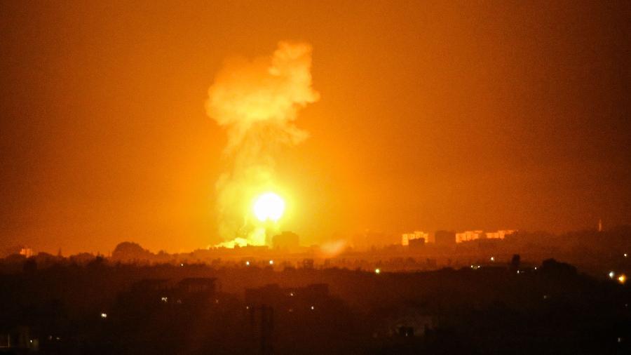Fumaça e chamas sobem ao céu depois que aviões do exército israelense atacaram a Faixa de Gaza em 16 de agosto  - Said Khatib/AFP