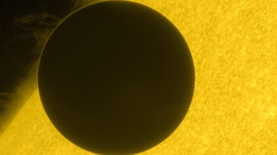 Imagem de Vênus passando diante do Sol feita pelo satélite de observação solar Hinode - JAXA/Nasa/Hinode