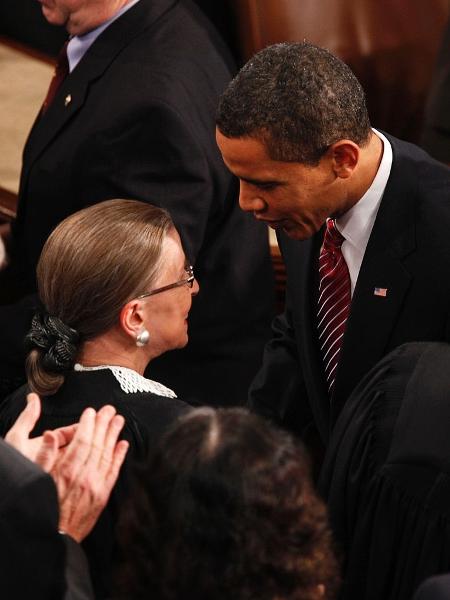 Ruth Bader Ginsburg e Barack Obama se cumprimentam na Câmara dos Deputados dos EUA, em 2009 - Getty Images