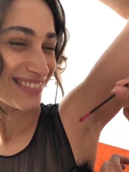 06.12.2020 -- Luisa Arraes sorri ao ter os pelos da axila maquiados com rímel - Reprodução/Instagram