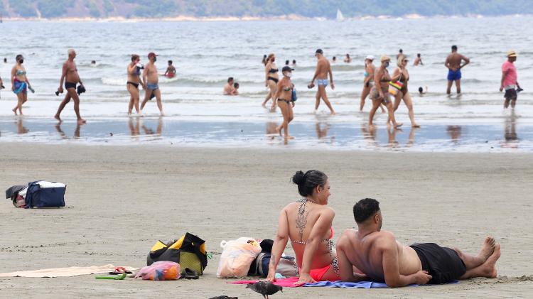 Even with the prohibition of street vendors, umbrellas and chairs, bathers enjoyed the sunny Sunday in Santos (SP) - Fernanda Luz / UOL - Fernanda Luz / UOL