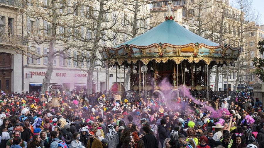 Milhares de pessoas curtiram um carnaval improvisado e não autorizado na Canebiere Street, em Marselha, em março de 2021 - Christophe Simon/AFP