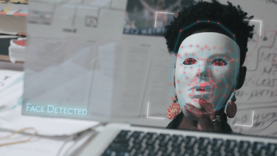 Joy Buolamwini, pesquisadora do MIT, mostra como a inteligência artificial erra ao identificar rostos de pessoas negras - Divulgação