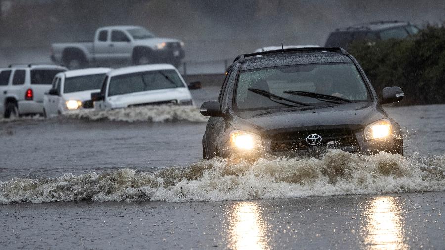 Veículos passam por uma área inundada quando uma forte tempestade atingiu o norte da Califórnia em Fairfield - REUTERS