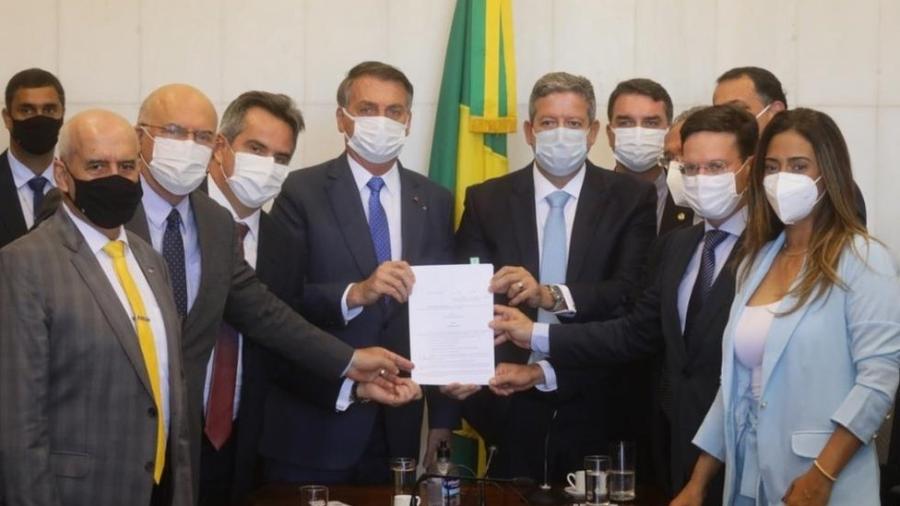 Presidente Jair Bolsonaro rodeado por parlamentares durante entrega da MP do Auxílio Brasil, em agosto - Cleia Viana/Câmara dos Deputados
