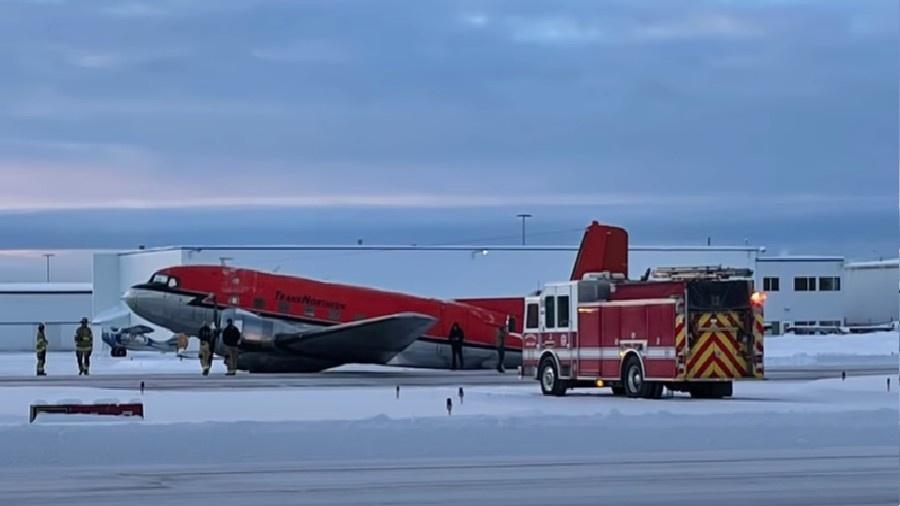 Aeronave DC-3 após pouso de emergência no Aeroporto Internacional Anchorage-Ted Stevens, no Alasca - Reprodução/YouTube