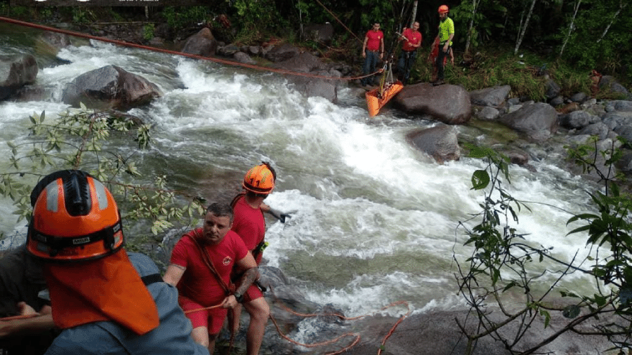 Tromba d"água surpreendeu banhistas em cachoeira de Lavrinhas, no interior de São Paulo - Divulgação/Corpo de Bombeiros de São Paulo