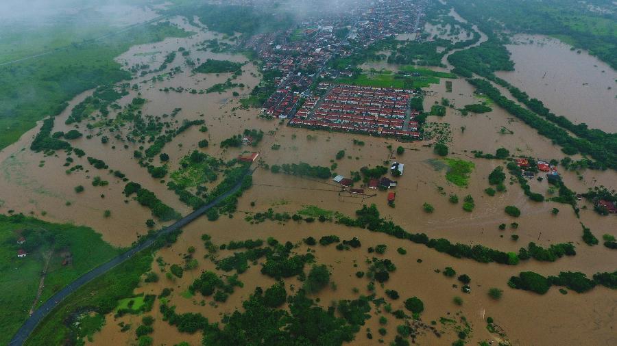 Transbordamento do rio Catolé afeta a cidade de Itapetinga (BA) - Manuella Luana / Xinhua