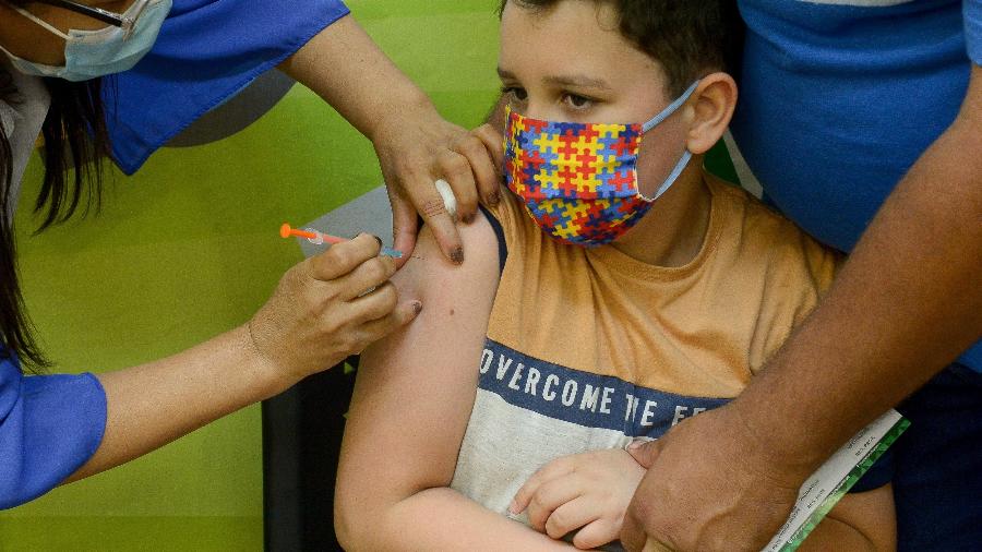 16.jan.2022 - Menino é vacinado contra a covid-19 em Osasco, na Grande São Paulo - FRANCISCO CEPEDA/ESTADÃO CONTEÚDO