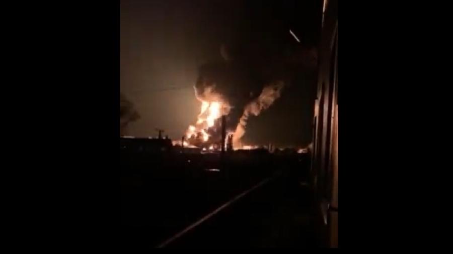 Refinaria de petróleo em chamas em Vasylkiv, na Ucrânia, após novo ataque da Rússia - Reprodução