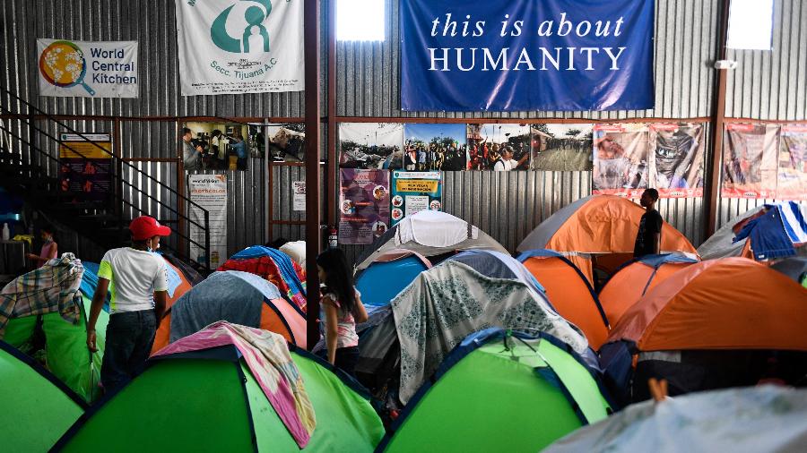 09.abr.22 - Famílias com crianças vivem em tendas no abrigo Movimiento Juventud 2000 com refugiados migrantes de países da América Central e do Sul, incluindo Honduras e Haiti, que buscam asilo nos Estados Unidos - PATRICK T. FALLON/AFP