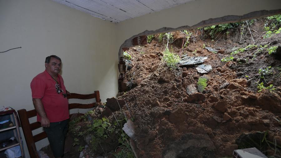 Gilberto da Silva sobreviveu após a parede do seu quarto ser atingida pelo barro deslizado por conta das fortes chuvas - Arnaldo Sete / Colaboração para o UOL