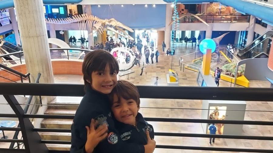 Os irmãos Leonardo, 7, e Guilherme, 5, são superdotados e conhecem diferentes idiomas - Arquivo pessoal