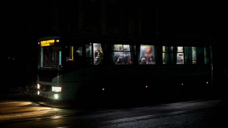 05.dez.22 - Passageiros andam de ônibus em uma rua durante um corte de energia no centro de Odessa - OLEKSANDR GIMANOV/AFP