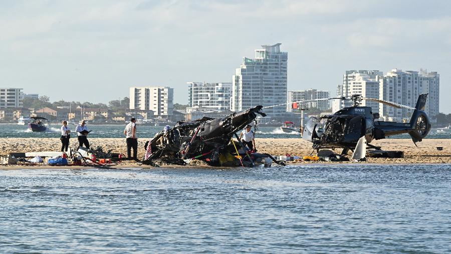 Destroços de dois helicópteros em Gold Coast, Austrália, após a colisão entre eles durante o voo. Quatro pessoas morreram e três seguem internadas. -  AAP Image/Dave Hunt via REUTERS