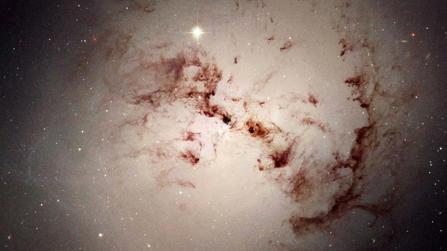 Poeira envolve a galáxia elíptica NGC 1316 nesta imagem feita pelo telescópio espacial Hubble - NASA/ ESA/ The Hubble Heritage Team (STScI/AURA)