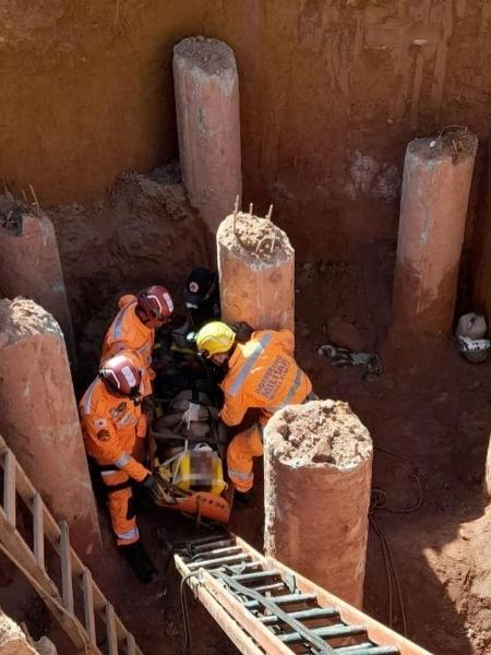 Homem cai em buraco em MG e é resgatado pelos bombeiros - Divulgação/Corpo de Bombeiros