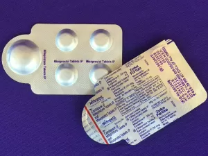 Suprema Corte dos EUA anula decisão que restringe acesso à pílula abortiva