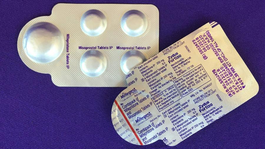 8.mai.2020 - Embalagem combinada de comprimidos de mifepristona e misoprostol, dois medicamentos usados juntos, também chamados de pílula abortiva - 8.mai.2020 - Elisa Wells/AFP