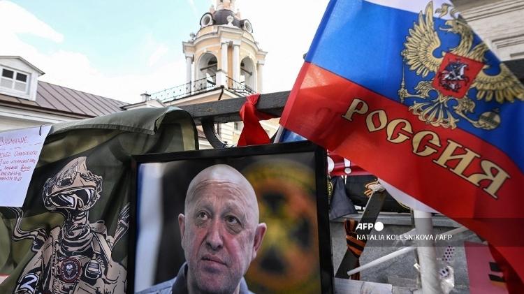 Retrato de Yevgeny Prigozhin em memorial em Moscou; líder do grupo mercenário Wagner morreu em queda de avião