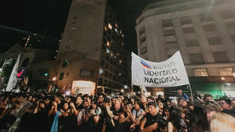 Multidão em frente ao bunker de campanha do presidente eleito Javier Milei após o resultado