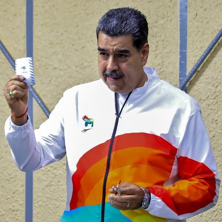  3.dez.2023 - Presidente da Venezuela, Nicolás Maduro, deposita voto em referendo sobre a Guiana