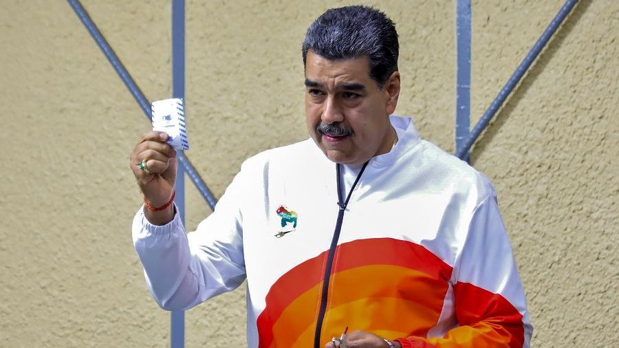  3.dez.2023 - Presidente da Venezuela, Nicolás Maduro, deposita voto em referendo sobre a Guiana - Marcelo García/Presidência da Venezuela/AFP
