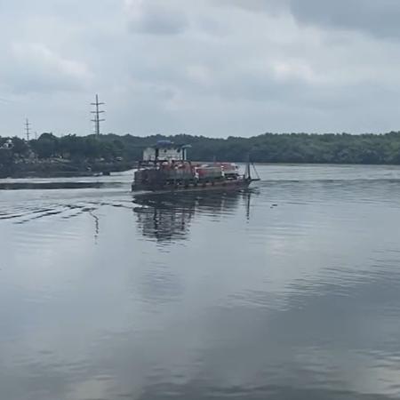 Barcos trafegam por canal que dá acesso ao porto, mesmo caminho usado por traficantes