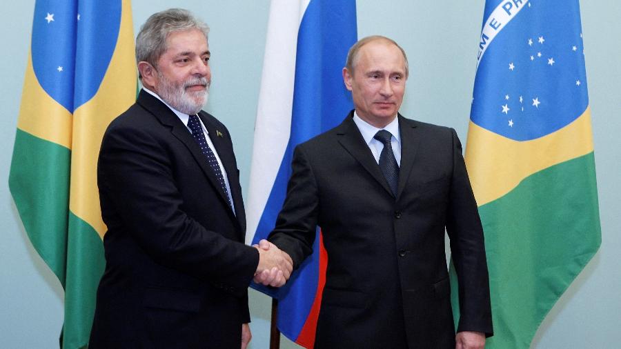 Lula e Putin se cumprimentam em encontro em Moscou, em 2010