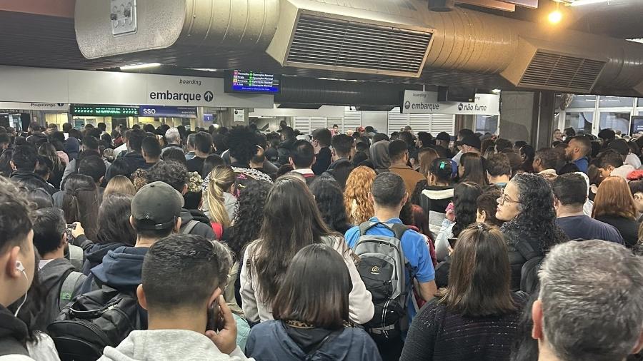 Estações da Linha 1-Azul do Metrô de São Paulo apresentaram lotação e lentidão nesta manhã