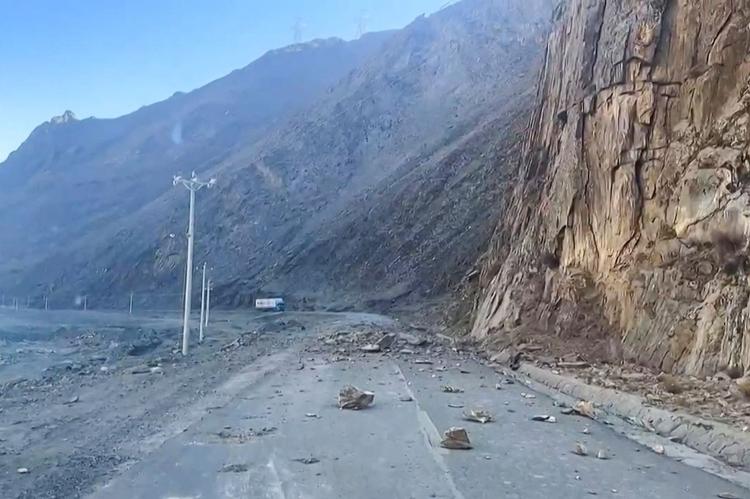 Pedras caíram de regiões montanhosas em rodovias após tremor de terra no Tibete