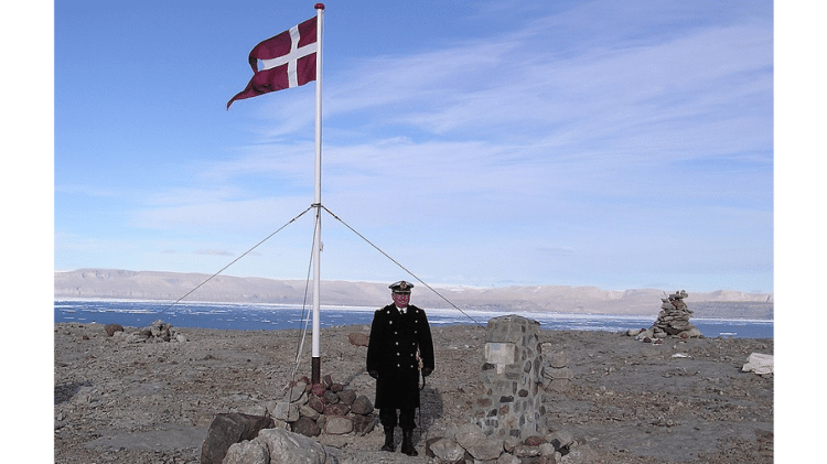 O comandante da fragata HDMS Triton da Marinha Real Dinamarquesa após hastear a bandeira na Ilha Hans em 2003