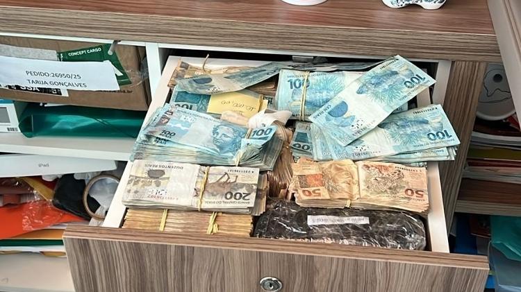Dinheiro encontrado na casa do ex-prefeito de Paratinga Marcel de Carvalho, um dos alvos da PF Dinheiro encontrado na casa do ex-prefeito de Paratinga Marcel de Carvalho, um dos alvos da PF