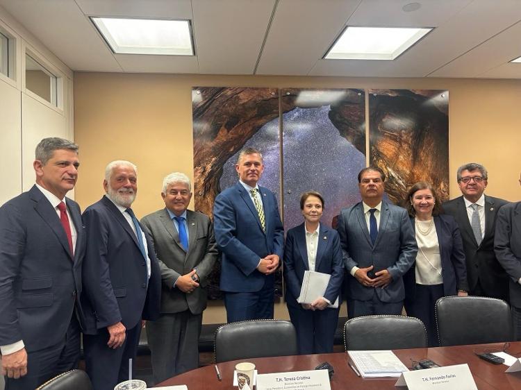 29.jul.2025 - Comitiva de senadores brasileiros encontra o senador democrata do Novo México, Martin Heinrich  