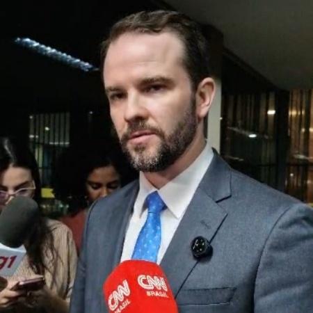 Dario Durigan em conversas com jornalistas após despachar com o presidente Lula