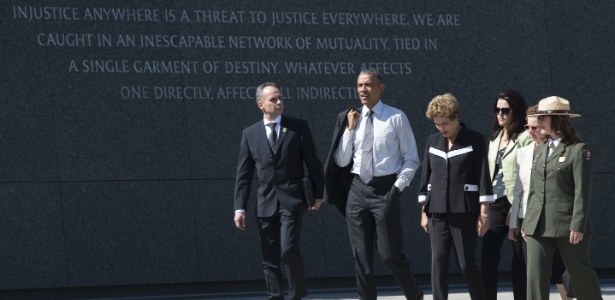 Dilma e Obama caminham juntos durante visita ao memorial de Martin Luther King - Saul Loeb/AFP