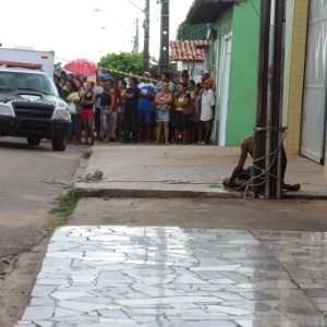7.jul.2015 - Com o corpo nu, homem foi agredido até morrer na periferia de São Luís (MA) no início de julho - Biné Morais