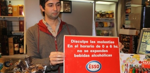 Matías Sosa deve cumprir a lei que proíbe comércios como o dele de vender bebidas alcoólicas à noite. O governo uruguaio quer ampliar a restrição - BBC